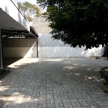 Rembulan Guest House Jombang Kültér fotó